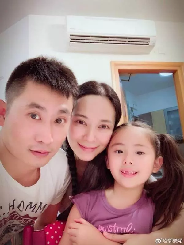 郭羨妮曬全家福慶結婚七周年,44歲的港姐依舊美若天仙