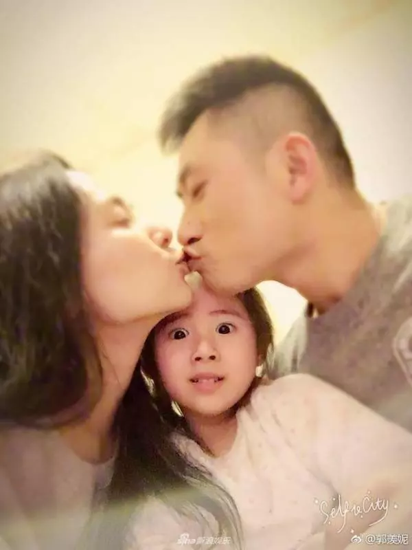 郭羨妮曬全家福慶結婚七周年,44歲的港姐依舊美若天仙