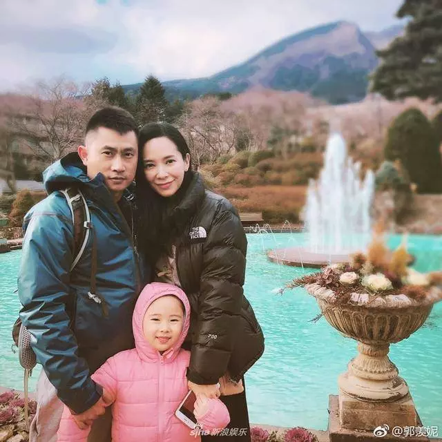 郭羨妮曬全家福慶結婚七周年,44歲的港姐依舊美若天仙