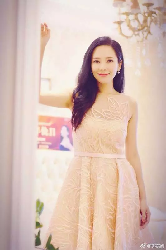 郭羨妮曬全家福慶結婚七周年,44歲的港姐依舊美若天仙