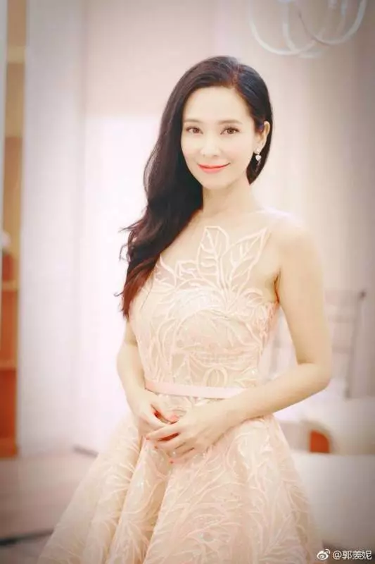 郭羨妮曬全家福慶結婚七周年,44歲的港姐依舊美若天仙