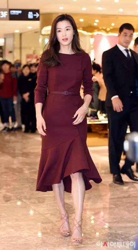 「辣媽」全智賢現身品牌活動 身材窈窕演繹秋日女神