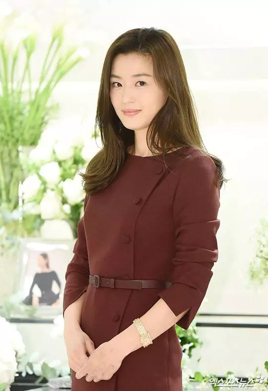 「辣媽」全智賢現身品牌活動 身材窈窕演繹秋日女神