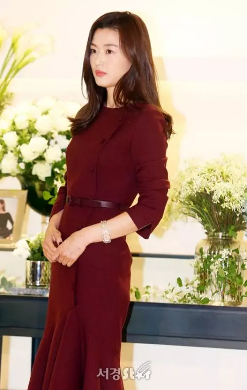 「辣媽」全智賢現身品牌活動 身材窈窕演繹秋日女神
