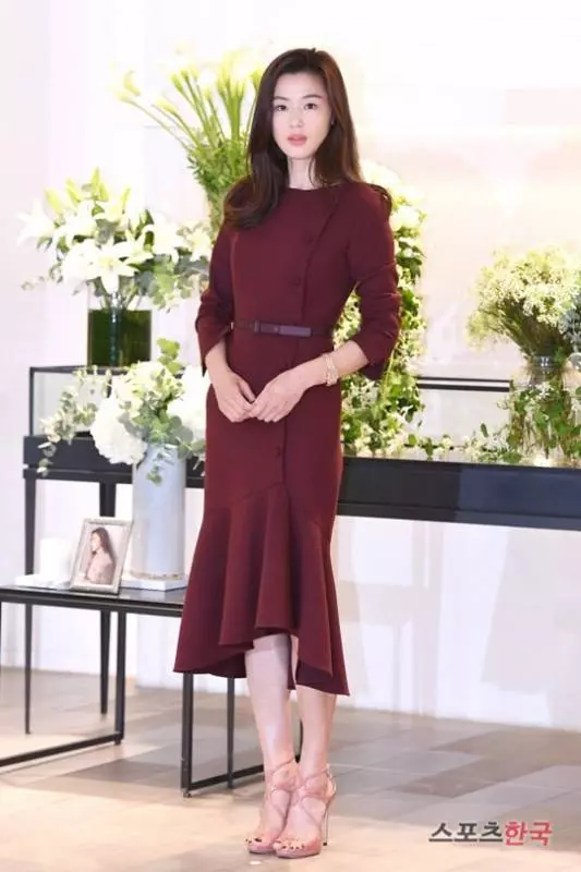 「辣媽」全智賢現身品牌活動 身材窈窕演繹秋日女神