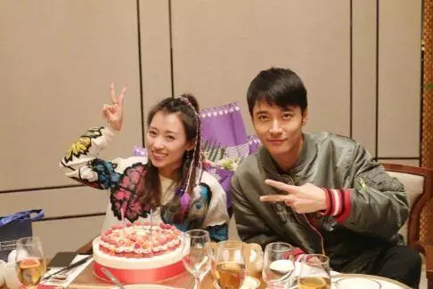 疑遭張丹峰家暴,洪欣深夜更文:打女人的男人要不得!