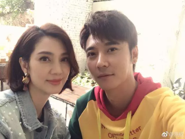 疑遭張丹峰家暴,洪欣深夜更文:打女人的男人要不得!