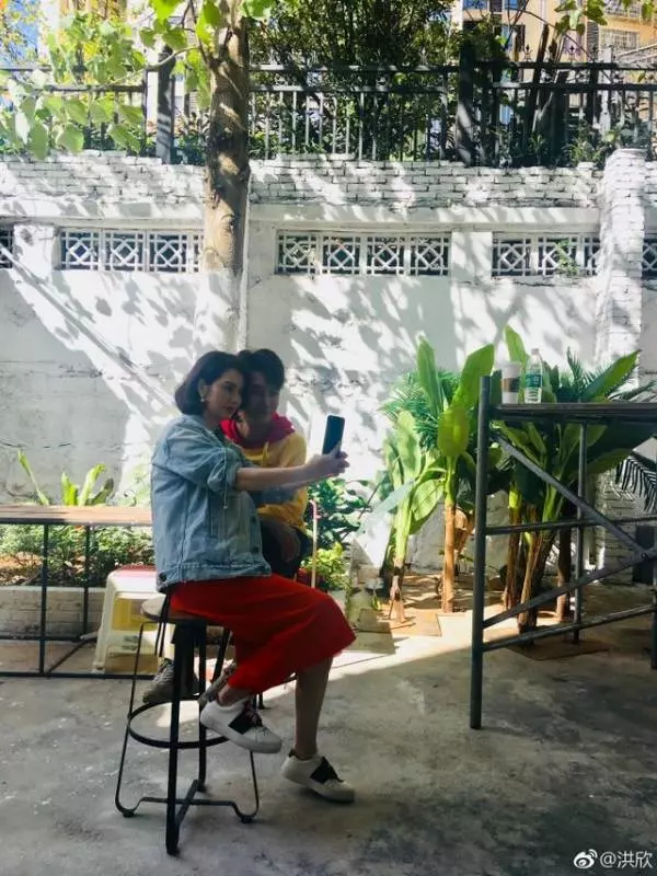 疑遭張丹峰家暴,洪欣深夜更文:打女人的男人要不得!