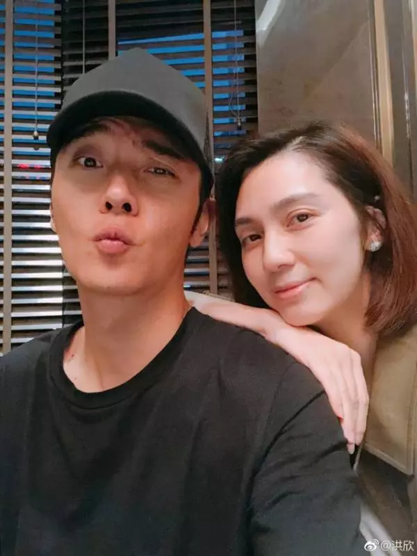 疑遭張丹峰家暴,洪欣深夜更文:打女人的男人要不得!
