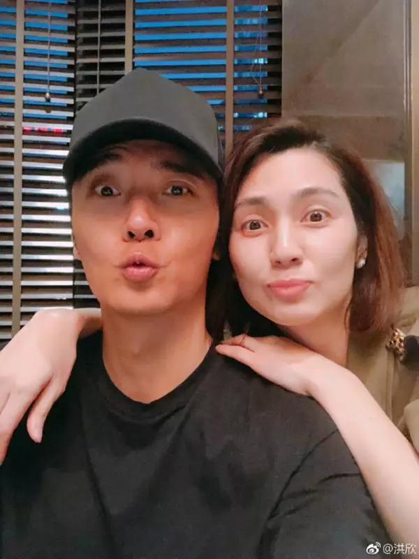 疑遭張丹峰家暴,洪欣深夜更文:打女人的男人要不得!