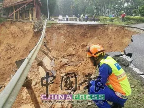 夠力!教育部訓練學院發生嚴重山崩,整條路都不見了!