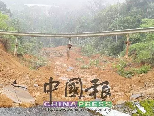 夠力!教育部訓練學院發生嚴重山崩,整條路都不見了!