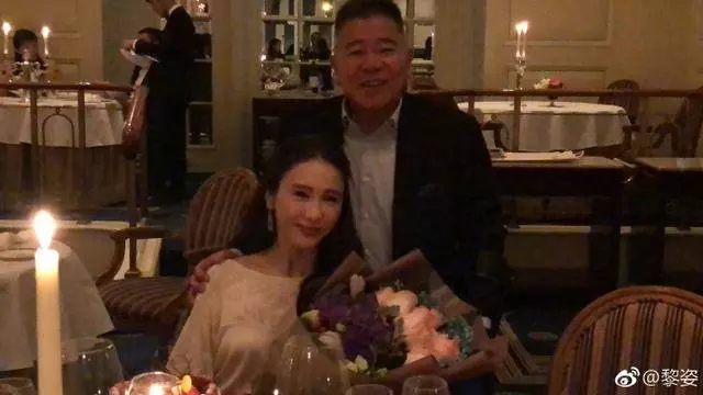 47歲黎姿和老公同框慶生,皺紋深到厚粉蓋不住,網友:小結巴老了