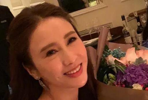 47歲黎姿和老公同框慶生,皺紋深到厚粉蓋不住,網友:小結巴老了