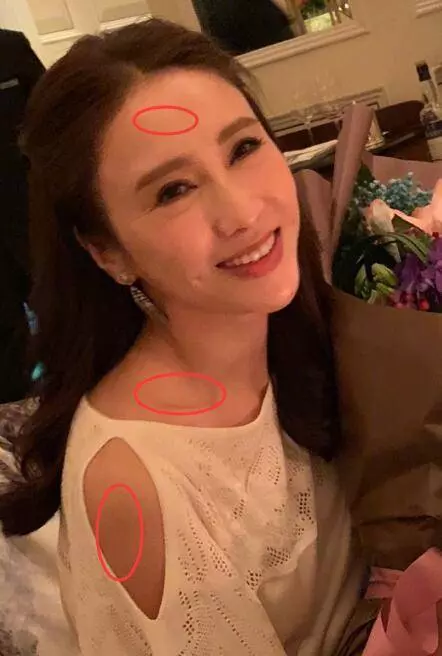 47歲黎姿和老公同框慶生,皺紋深到厚粉蓋不住,網友:小結巴老了