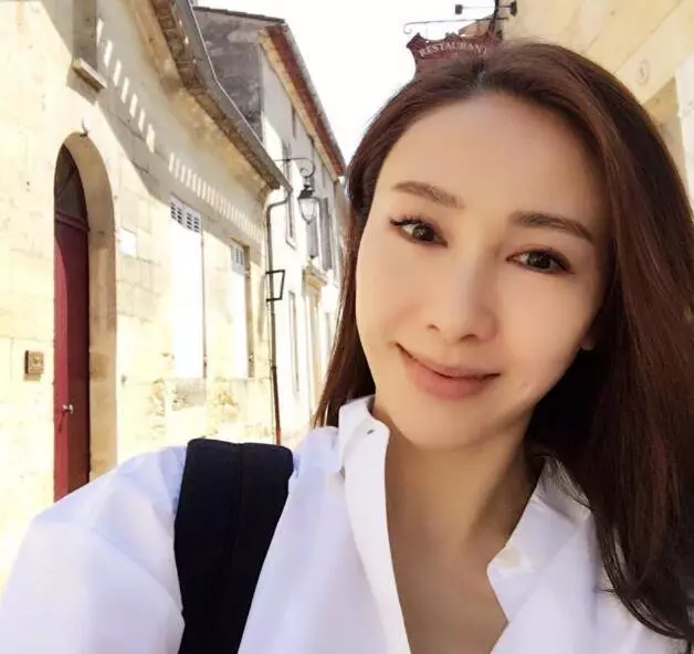 47歲黎姿和老公同框慶生,皺紋深到厚粉蓋不住,網友:小結巴老了