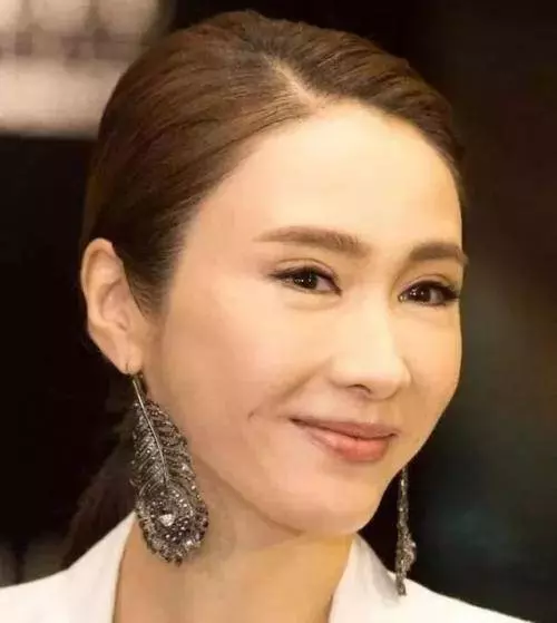 47歲黎姿和老公同框慶生,皺紋深到厚粉蓋不住,網友:小結巴老了