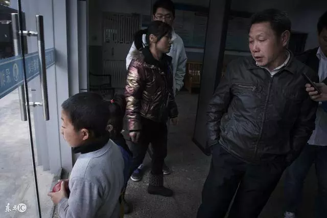 被拐後遇到好心夫婦所救,長大後又成了老闆,他讓夫婦擺攤賣早餐