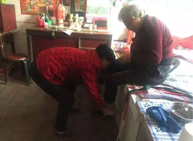 女子守寡5年照顧婆婆,小姑子出嫁送她8萬,婚禮前一天驚喜來了