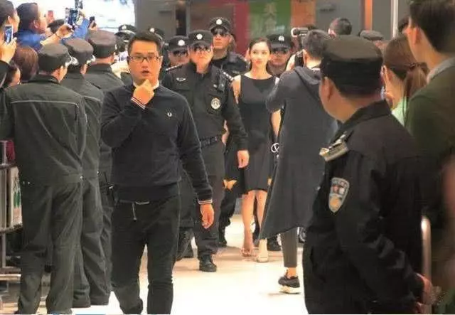 林心如出行帶9個保鏢,范冰冰帶10個,李湘帶一群,而她一個都不帶