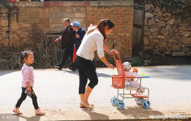遠嫁兩年,回娘家媽說沒人接,車站外看到熟悉人影,我氣得直哆嗦