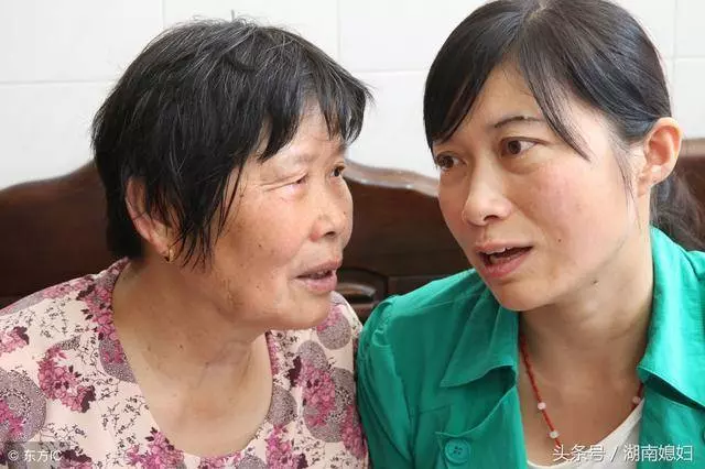 遠嫁兩年,回娘家媽說沒人接,車站外看到熟悉人影,我氣得直哆嗦
