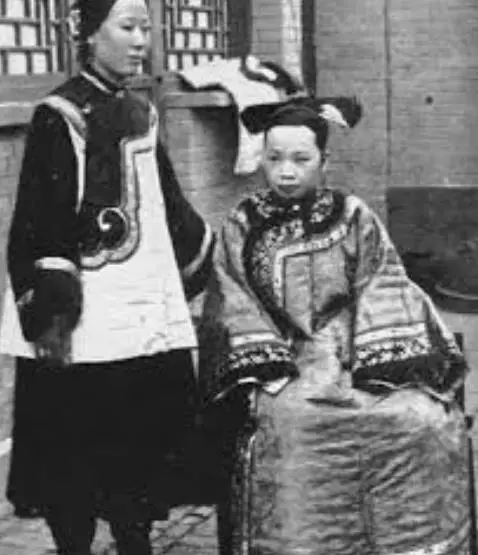 《如懿傳》、《延禧攻略》顏值騙很大 真實版「清朝宮廷照」大揭秘