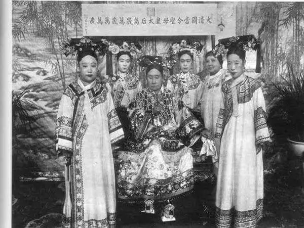 《如懿傳》、《延禧攻略》顏值騙很大 真實版「清朝宮廷照」大揭秘