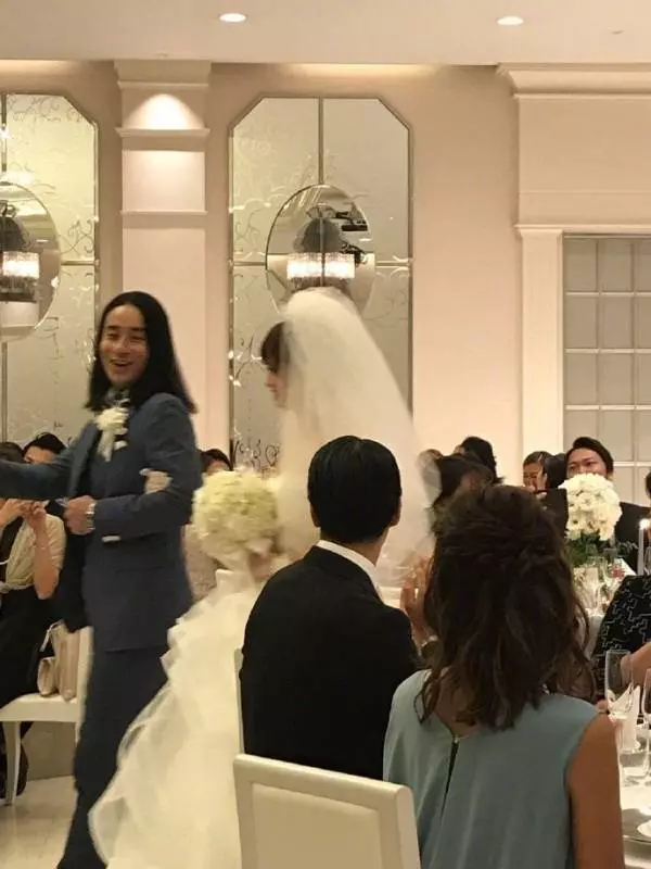 笑翻!下半場長發新郎不換衣服,而是「剪了短髮」超帥!網笑:髮型太重要