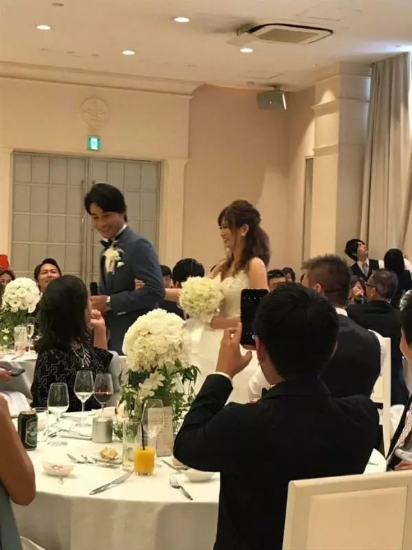 笑翻!下半場長發新郎不換衣服,而是「剪了短髮」超帥!網笑:髮型太重要