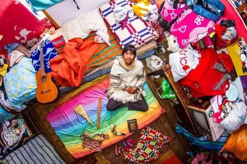 他走訪各國拍下「全世界的房間」!當櫻花妹房間曝光竟讓網友露出邪邪der笑容:照片太
