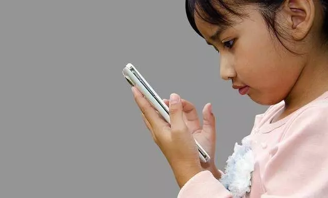 別再用手機哄孩子,手機對孩子的傷害,堪比以前的「鴉片」