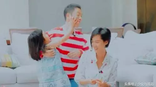47歲朱茵一家近照,女兒容貌清秀獲贊小紫霞仙子,貫中哥發量告急