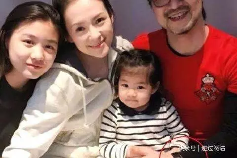 章子怡曬溫馨全家福,有誰注意到汪峰的手了?網友:看不下去了! -