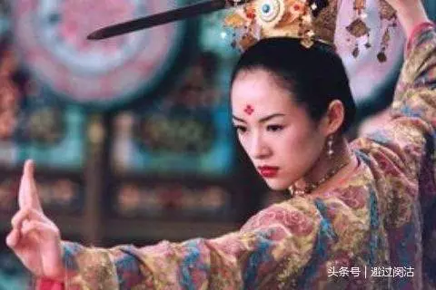 章子怡曬溫馨全家福,有誰注意到汪峰的手了?網友:看不下去了! -