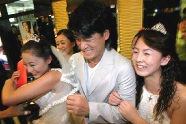 成名後不拋棄「丑妻」的7位男演員,每一個都是好男人的榜樣