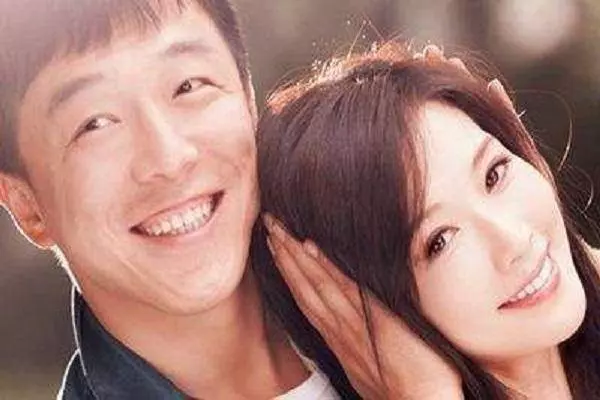 成名後不拋棄「丑妻」的7位男演員,每一個都是好男人的榜樣
