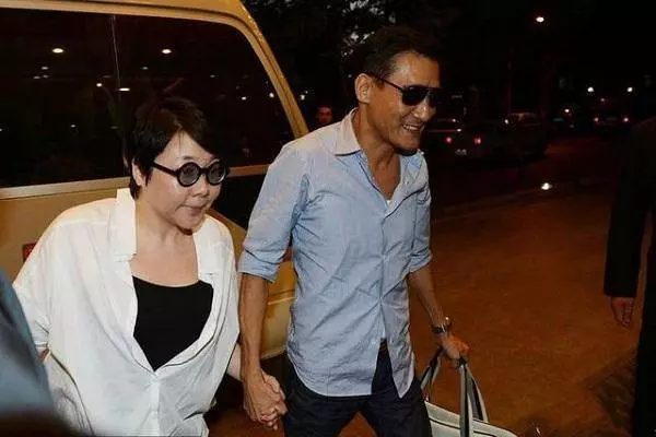 成名後不拋棄「丑妻」的7位男演員,每一個都是好男人的榜樣
