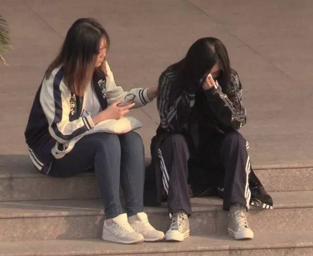 王晶捧了三年沒紅,素顏現身天安門無人識,網友: 可惜了魔鬼身材