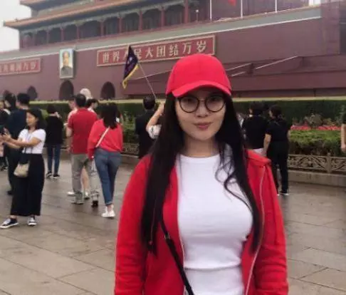 王晶捧了三年沒紅,素顏現身天安門無人識,網友: 可惜了魔鬼身材
