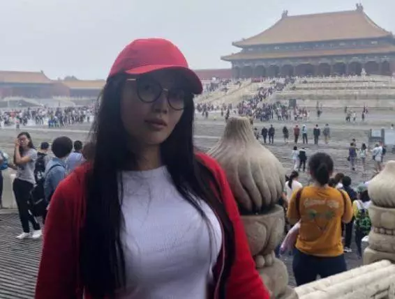 王晶捧了三年沒紅,素顏現身天安門無人識,網友: 可惜了魔鬼身材