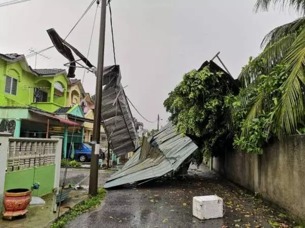 巴生今午迎暴風雨 多地發生大樹倒塌 | 東方網 | 馬來西亞東方日報
