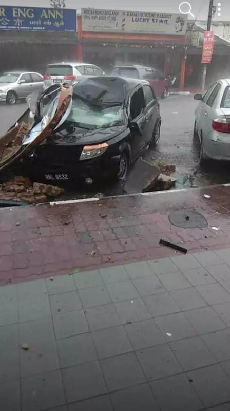 巴生今午迎暴風雨 多地發生大樹倒塌 | 東方網 | 馬來西亞東方日報