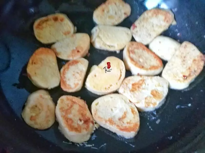 煎饅頭片時很多人裹蛋液方法不對,難怪不入味,這樣做又香又入味!