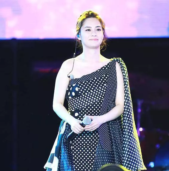阿嬌婚後首次開唱!身材卻是「胖若兩人」,網友:我以為是張惠妹