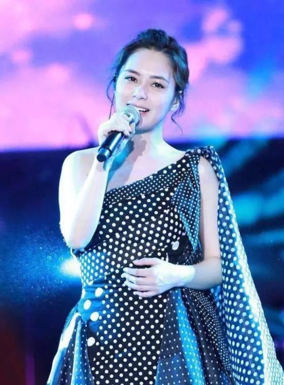 阿嬌婚後首次開唱!身材卻是「胖若兩人」,網友:我以為是張惠妹