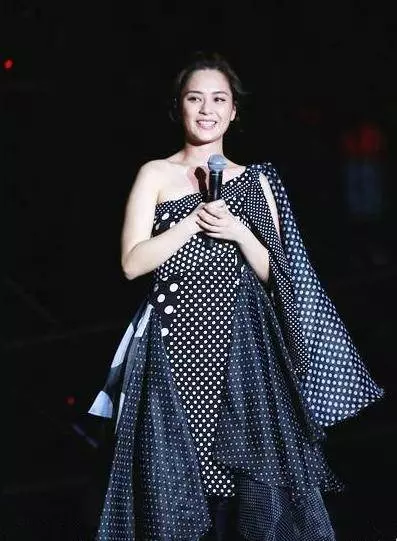 阿嬌婚後首次開唱!身材卻是「胖若兩人」,網友:我以為是張惠妹