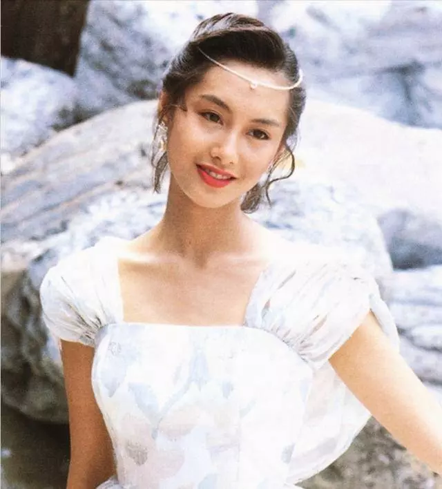 46歲朱茵現身某活動,零修圖依然美到發光,老公跟其左右隨行守護