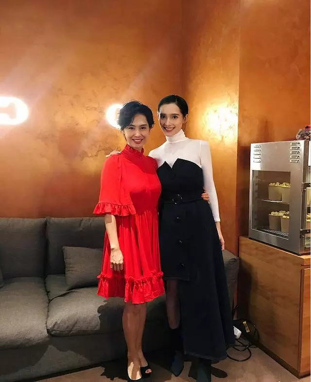 46歲朱茵現身某活動,零修圖依然美到發光,老公跟其左右隨行守護