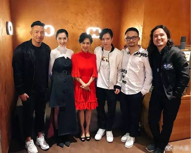 46歲朱茵現身某活動,零修圖依然美到發光,老公跟其左右隨行守護